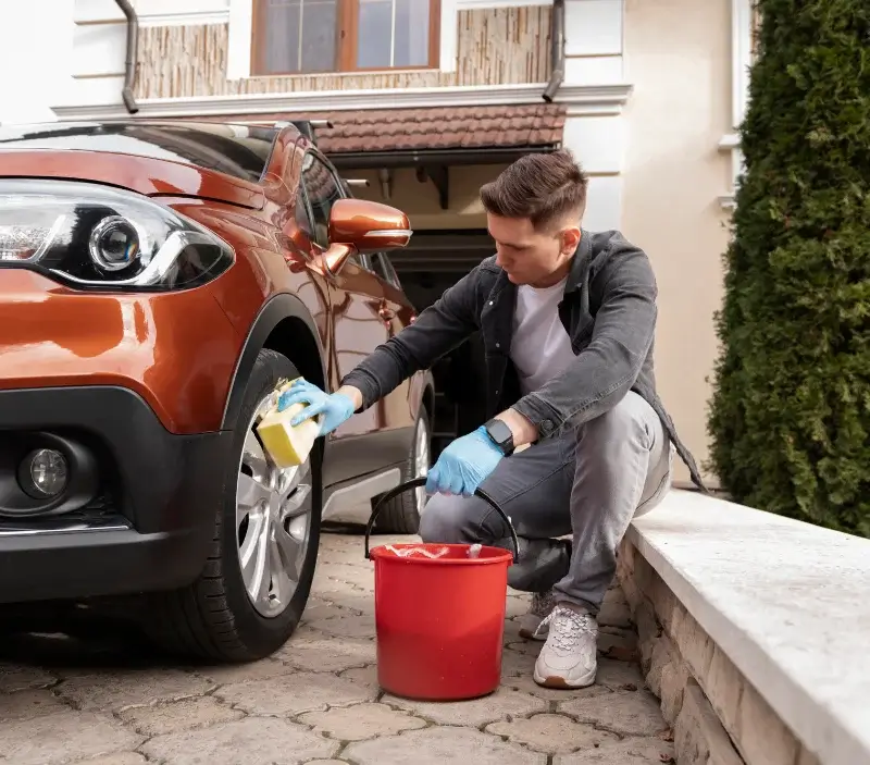 Lavage auto à domicile Beauziac : professionnel intervenant sur un véhicule